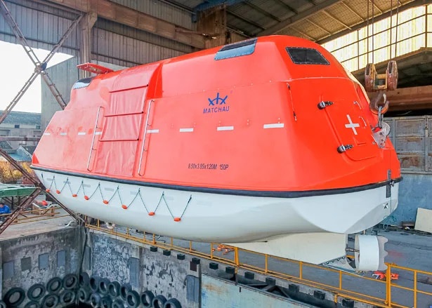 emergency-lifeboat-3.jpg
