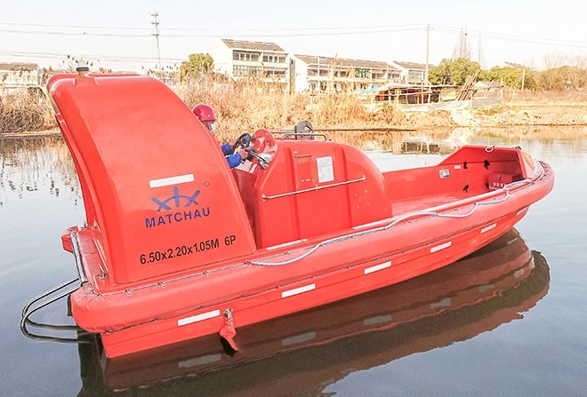 emergency-lifeboat-4.jpg